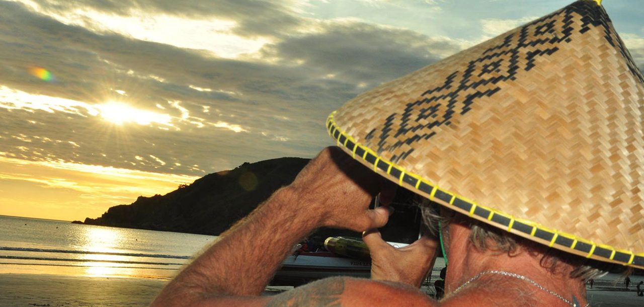 Artesão surfista nativo da terra